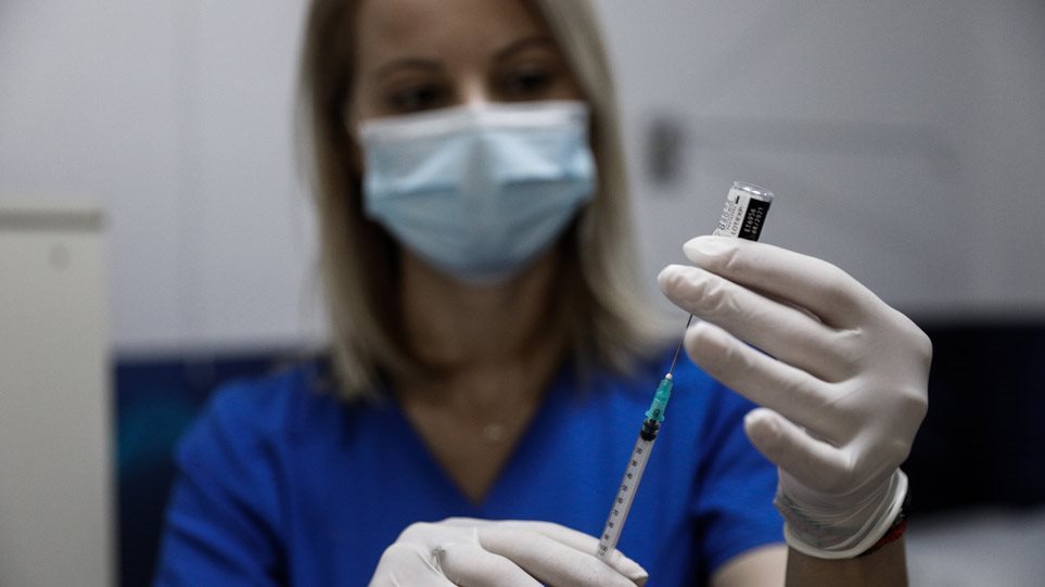 Κορωνοϊός: Σπεύδουν στα εμβολιαστικά κέντρα οι πολίτες υπό τον φόβο της “Όμικρον”