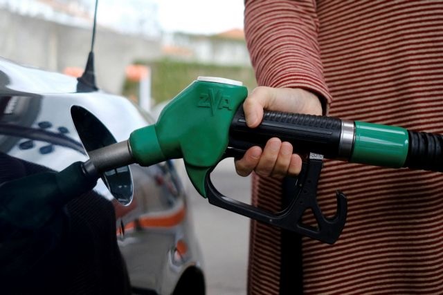 «Καύσωνας» και στα καύσιμα - Στα ύψη η τιμή της βενζίνης 